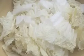 冬天的北方人喜欢吃的白菜烩豆腐丸子图片