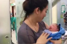 最美外婆产房外走红，风头盖过宝宝，外婆：别看我，看我孙子图片