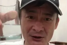 53岁景岗山喝白酒抽雪茄，曾在片场犯酒瘾，17岁儿子颜值逆天图片