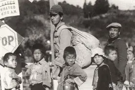 日本投降后的珍稀照：返乡的沮丧士兵，女孩街头被美军强抱图片