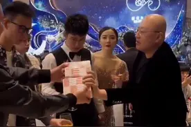 辛巴合伙人伽柏参加婚礼，送2沓现金红包似板砖，被曝已随礼100万图片