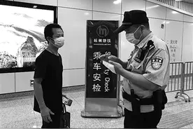 “这样的人，当然要叫一声老师啊”地铁民警孙大庆——年轻民警说他是个“宝藏”图片