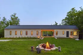 四季皆宜的池塘边度假小屋｜生态建筑图片