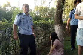 紧急救援！民警5米高河岸营救落水女子图片