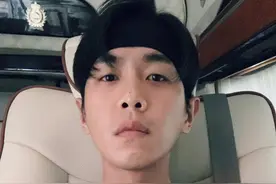 赚奶粉钱太辛苦？32岁张若昀当爸后久违晒自拍，状态疲惫瘦太多图片