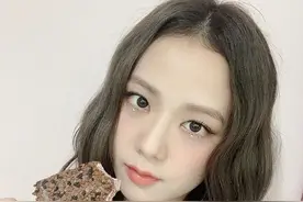 BLACKPINK今日份全员冰淇淋照，人比冰淇淋甜图片