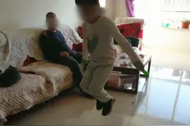 楼上孩子每晚准时跳绳，宝妈想出“奇招”应对，楼上邻居：我错了图片