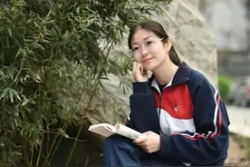 小猫咬坏沙发被赶出家门，一位姑娘收留了它，感恩的小猫在雨中等待主人4小时图片