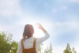人在单位，和女领导相处，要做到以下几点图片
