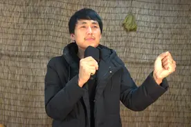 唐山重卡司机翻唱：《在此刻》忍不住又打开听，这嗓音真有特点！视频封面