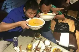 山东人喝酒最猛，为何没有好酒？山东人：放在货架上无人识罢了图片