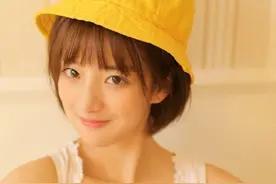 青纯美女长腿性感白裙卧室慵懒写真图片