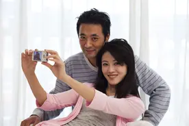 丈夫出差一个月，提前回家发现垃圾桶里有避孕套，他愤然离婚图片
