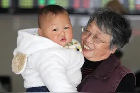 “最后悔的事，是让我妈来带娃”，一句话，让多少人感同身受图片