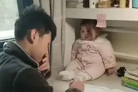 哥哥做作业把妹妹当“吉祥物”，网友：承受了这个年龄不该承受的图片