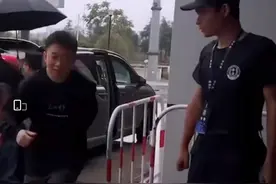保安回应“认错人给杨迪助理打伞”，杨迪微博喊话保安：被大家笑一天了，你别拿饭盒手动打码了图片