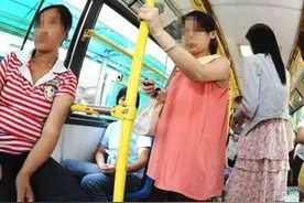 14岁男孩被孕妇强制让座，妈妈理智反怼一句，给全车人都上了一课图片