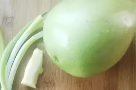 青茄子不要煎着吃了，教你把茄子切成条，十分钟就能做好的美食！视频封面