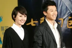 袁泉和老公牵手亮相，嫌裙子领口低特地穿件白衬衫，却意外惊艳图片