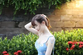 张檬不整容后美回颜值巅峰，穿吊带裙秀白嫩肌肤，侧面曲线更吸睛图片