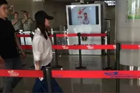 路人镜头下的宋慧乔真显矮，衬衣配阔腿裤走机场，看着顶多150cm图片