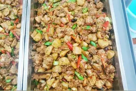 经典名菜“芋儿鸡”原来这样做，鸡肉喷香，芋头软糯图片