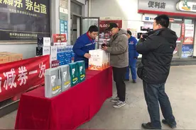 过年回家，他们搭上了免费顺风车图片