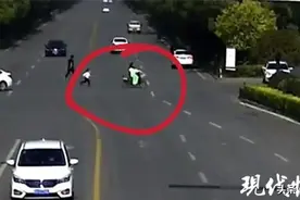 段子又成真！妈妈骑车到幼儿园，才发现后座上儿子不见了图片