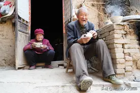 农村7旬老人吃热馒头大米汤，午饭极简，看他们生活成啥样图片