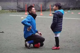 一个日本人在教中国孩子踢足球 一群中国人在骂中国人踢足球图片