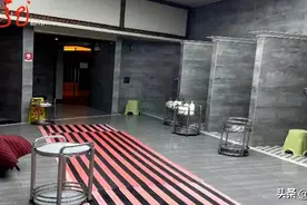 哈尔滨两名女子在浴区洗澡，突然进来一位全身赤裸的男子图片
