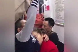 “地铁小小男子汉”爆红网络，妈妈太困睡着，儿子的举动让人称赞图片