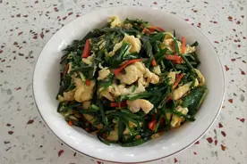 1把韭菜4个鸡蛋做韭菜炒鸡蛋，韭菜翠绿，鸡蛋嫩滑，比吃肉还香图片