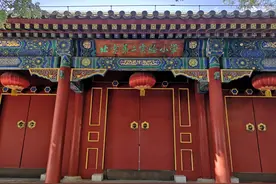 这所百年小学不一般，校园在王府里，附近胡同学区房抢手图片