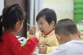 孩子在幼儿园的表现更好，难道是“两面派”？许多家长不懂娃的心图片