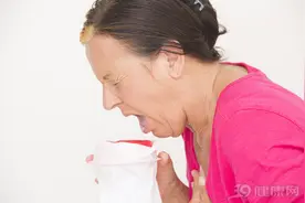 女子咳嗽吐出异物，检查发现竟是肿瘤组织，医生：这是好事图片