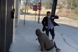 中国教授在美国被劫，手枪顶头上临危不惧，亮出中国功夫打翻劫匪图片