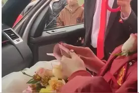 安徽：一场婚礼，众人等迎亲，新娘却坐在车上数钱，“数了三遍”图片