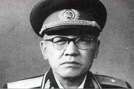1955年贺晋年被评大校军衔，三大元帅看不过去，主席：低了低了图片