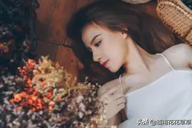 越南九零后性感歌手成名曲《你应该爱她》图片
