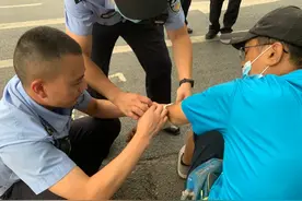 快递小哥不慎摔伤 执勤警员暖心帮助图片