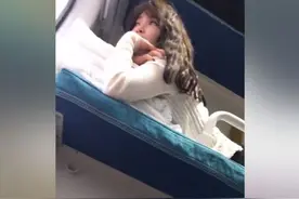 坐火车，遇到一个萌妹子，我该如何跟这个妹子搭讪，求大佬支招图片