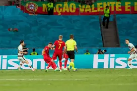 0-1！欧洲杯卫冕冠军轰然倒下：创5大耻辱纪录，C罗金靴也悬了图片