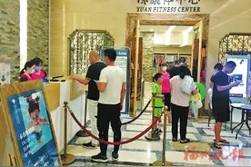 顾客还在游泳　泳馆加氯消毒，刺鼻气味致多人流泪、咳嗽，监管部门介入处理图片