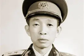 粟司令去世后，一少将不愿给骨灰送行，被同为三野出身的中将怒斥图片