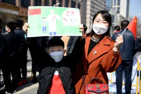 9岁儿子手绘迎接牌欢迎爸爸回家 还曾写下《我的光头爸爸》图片