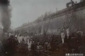 八国联军攻打北京老照片，老百姓帮他们扶梯子，加入侵略者的阵营图片
