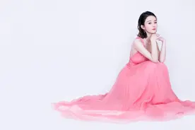 赵丽颖穿搭粉色蕾丝长裙，十分的乖巧可爱图片