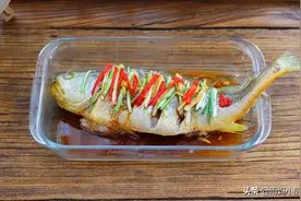 清蒸鲈鱼不要直接下锅蒸，多加这一步鱼肉鲜美无腥味，做法好简单图片