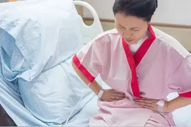 烧心反酸不舒服？警惕是2种癌症前兆，4个方法教你缓解图片